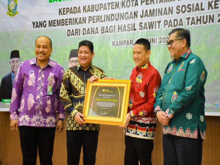 Kabupaten Kampar Menerima Penghargaan Dari BPJS Ketenagakerjaan