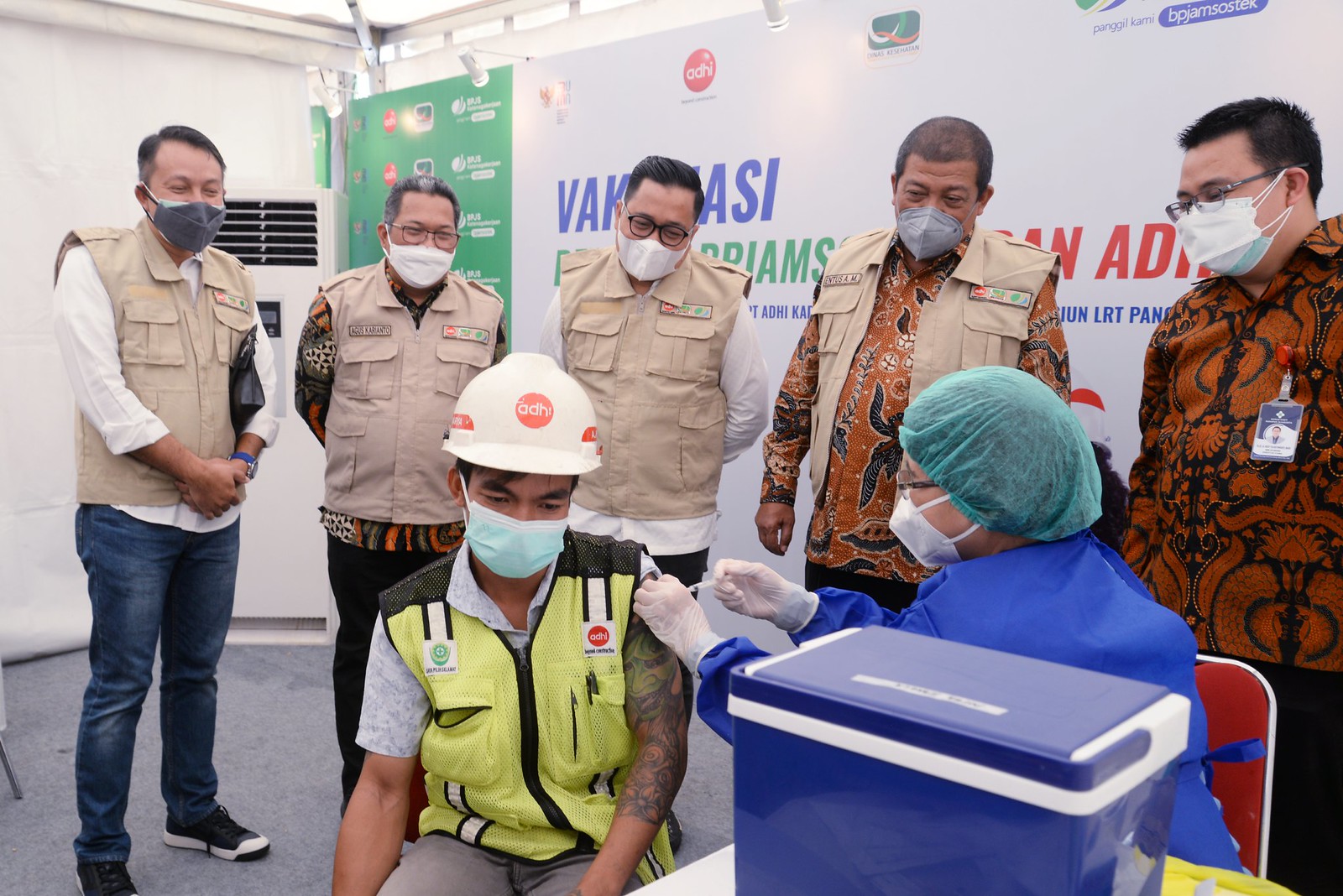 Lewat Vaksinasi, BPJAMSOSTEK Bangkitkan Proyek Konstruksi Nasional Kali ini BPJAMSOSTEK menggandeng PT Adhi Karya Tbk