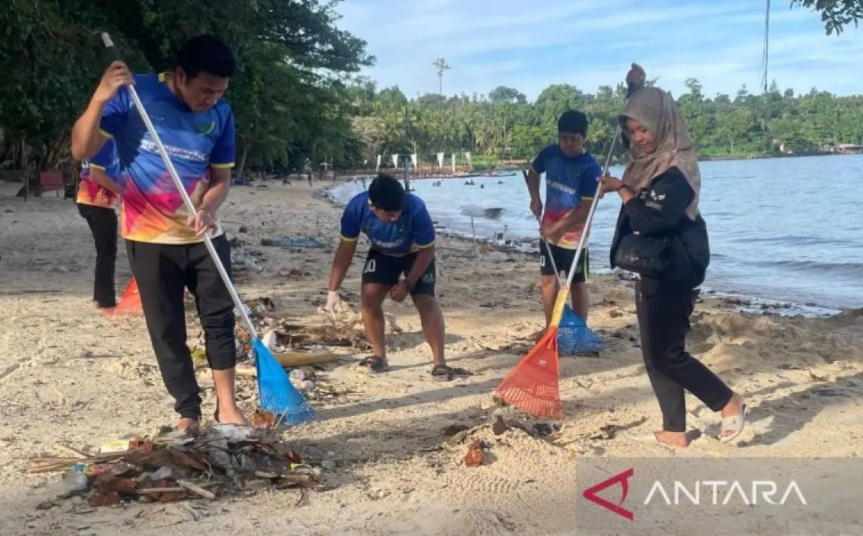BPJAMSOSTEK bersihkan Pantai Pasir Putih Manokwari peringati Hari Lingkungan Hidup