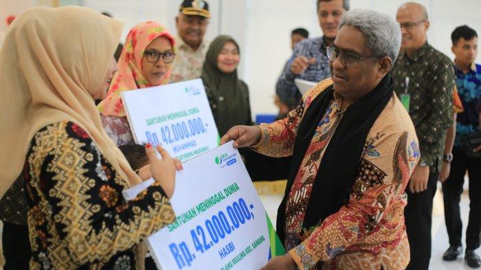 Serahkan Santunan Kematian dan Beasiswa BPJS Ketenagakerjaan, Pj Bupati Aceh Utara: Membantu Pemkab 