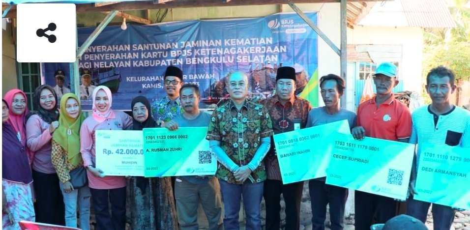 Bupati BS Serahkan BPJS Ketenagakerjaan Kepada 100 Juru Parkir