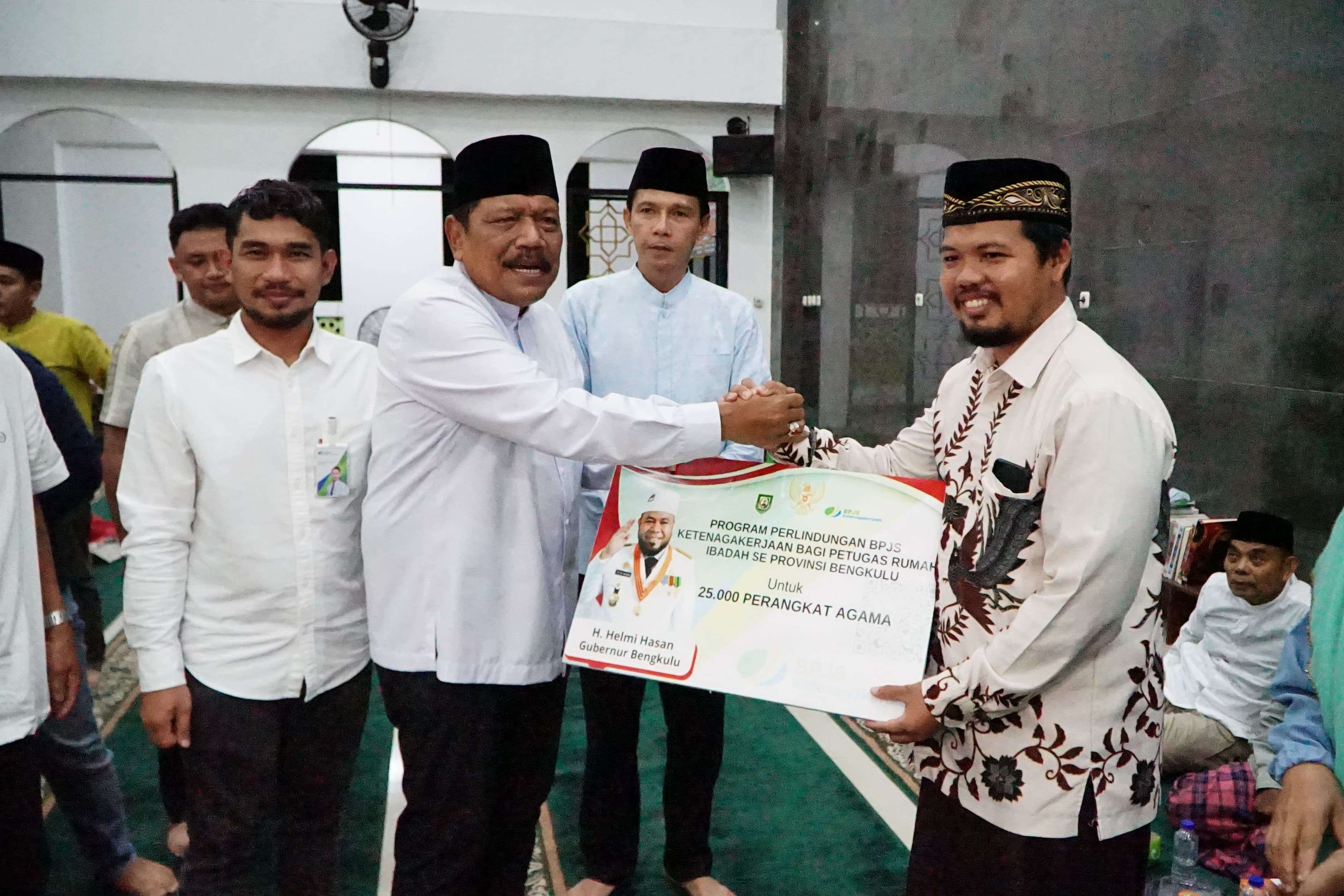 Wakil Gubernur Bengkulu Mian menyerahkan bantuan Perlindungan BPJS Ketenagakerjaan bagi pengurus rumah ibadah di Kaur