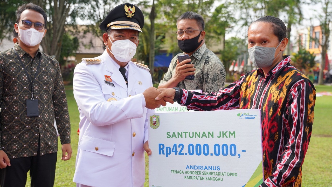 BPJS Ketenagakerjaan Serahkan Santunan 300 Juta Rupiah ke Ahli Waris Honorer Pemkab Sanggau