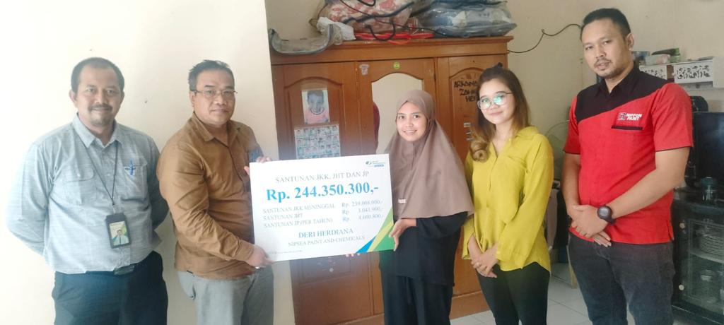 Bpjamsostek Sukabumi Serahkan Santunan untuk Ahli Waris Karyawan Nipsea Paint and 