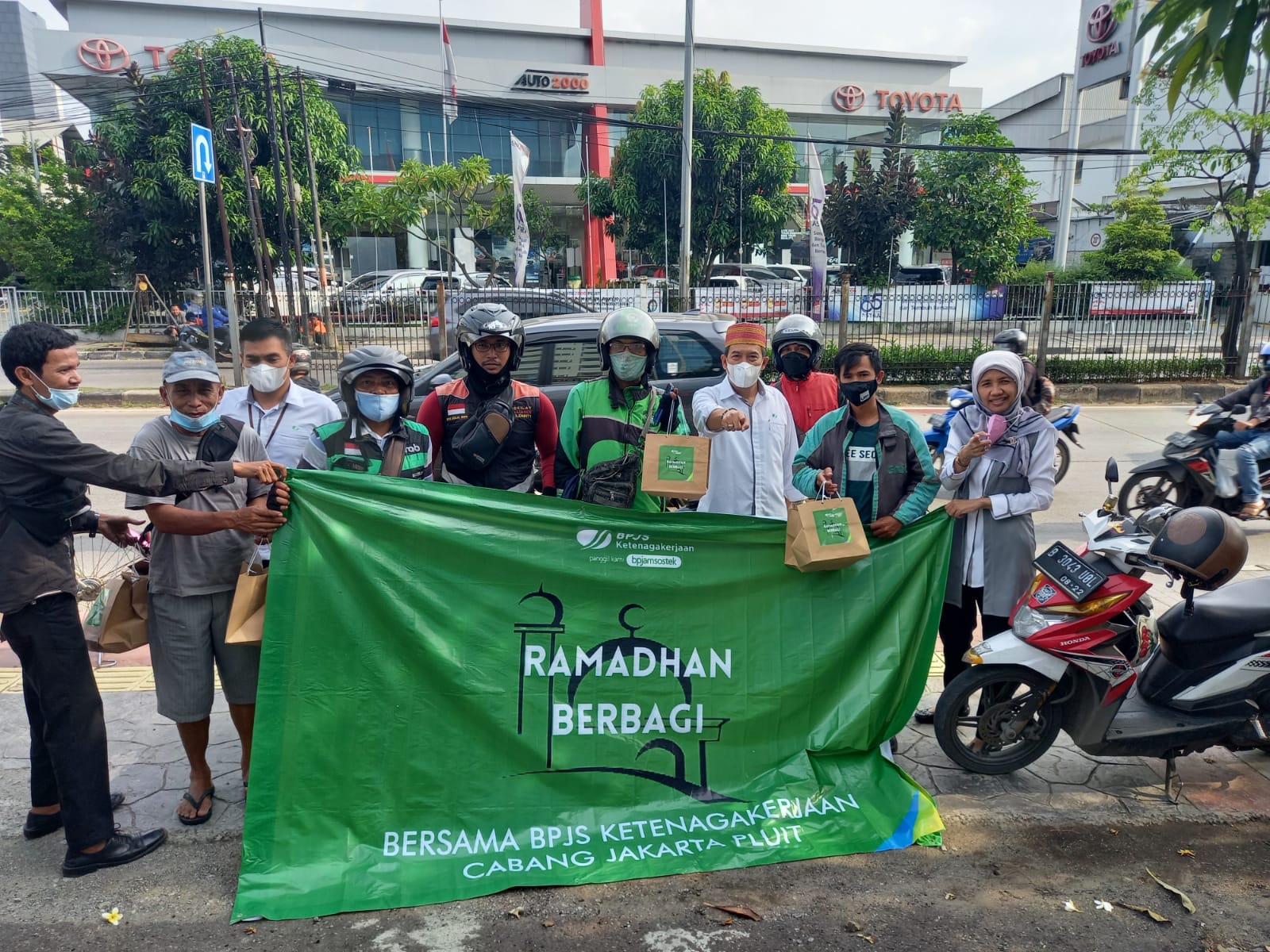 BPJS Ketenagakerjaan Jakarta Pluit berbagi Takjil ke Masyarakat 